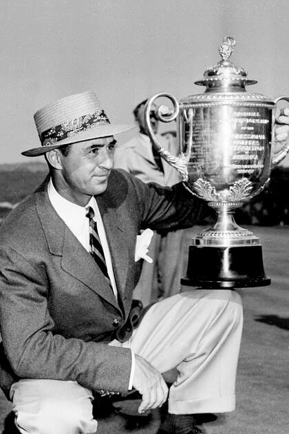 Sam Snead posa con el trofeo del PGA Tour en 1951