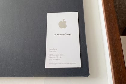 Sam Sung fue empleado de Apple entre 2010 y 2013, y subasta su tarjeta de identificación con un fin benéfico