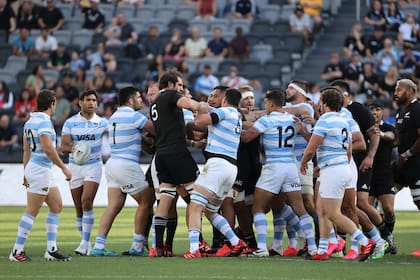 Sam Whitelock de los All Blacks lucha con jugadores de Los Pumas.