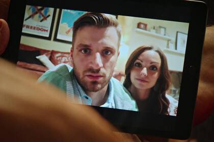 Sam y Nia Rader, youtubers que "vendían" su matrimonio perfecto, se enfrentaron al escándalo cuando el nombre de Sam apareció entre los clientes del sitio Ashley Madison