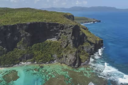 Samaná ofrece majestuosas cascadas de cristalinas aguas, hermosas playas vírgenes, exuberantes valles verdes con impresionantes colinas montañosas bordeadas de cocotales y una rica infusión cultural e histórica