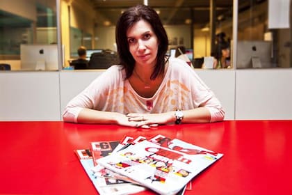 Samanta Farjat en su la redacción de la revista El Guardián, en la que publica su columna