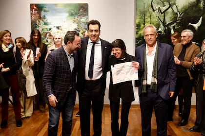 Samanta Rched Abugauch al recibir el premio federal de pintura Fundación María Calderón de la Barca