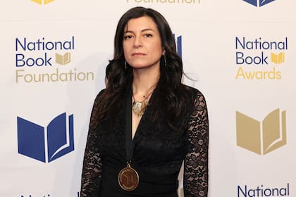 Samanta Schweblin, con su medalla: pocas palabras y mucha emoción, anoche en la entrega del National Book Award anoche en Nueva York