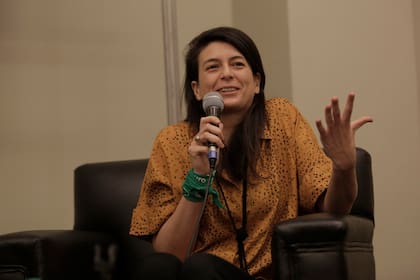 Residente en Europa, la autora abrió en la Feria el ciclo de diálogos con escritores argentinos