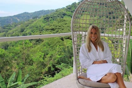Samantha ahora se encarga del marketing y las finanzas del hotel de su madre en Costa Rica