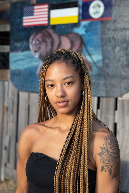 Samantha Banks posa frente a su casa en Hopkins. Quiere ser modelo.