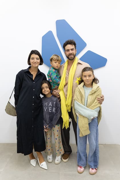 Samantha Dargis y Gonzalo Torres junto a sus hijos en la preview de Este Arte