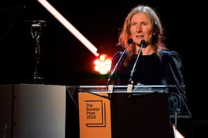 Samantha Harvey en su discurso de ayer, después de ganar el Premio Booker 2024, en Londres