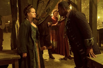 Samantha Morton y Danny Sapani en una escena de la segunda temporada de Harlots