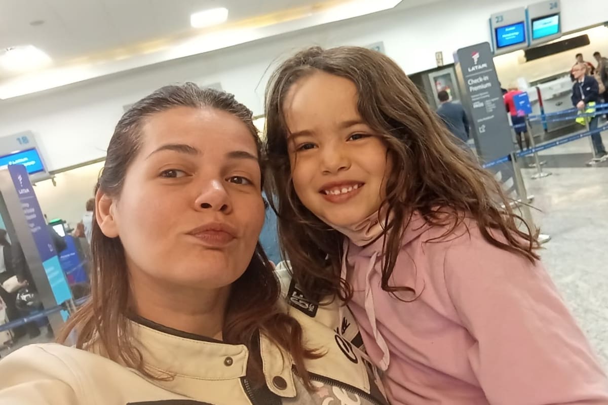 Samantha Stephanie Sánchez Hurtado y su hija Micaela, de 5 años, al regresar a San Juan luego del tratamiento que la menor recibió en el Hospital Garrahan por un tumor encefálico inoperable
