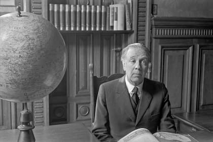 Sameer Makarius retrató a Borges en la antigua biblioteca de la calle México y esa imagen circuló en folletos y revistas