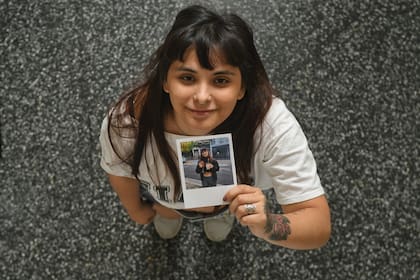 Samira cumplió los 18 años en mayo y egresó de la casa. Vivió un tiempo en una pensión y actualmente lo hace con su novio. Pero, regularmente, se acerca a la casa en busca de asesoramiento y para compartir su crecimiento
