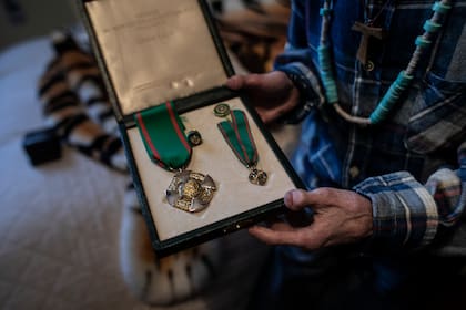 Sammy Basso muestra la medalla de Caballero que le dio el presidente de Italia