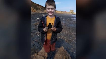 Sammy, de seis años, encontró un diente de megalodón en una playa de Suffolk.
