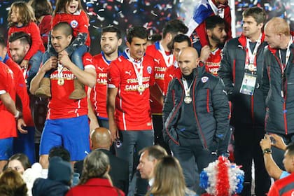 Sampaoli, campeón con Chile en la Copa América 2015, no festejó a la par del plantel