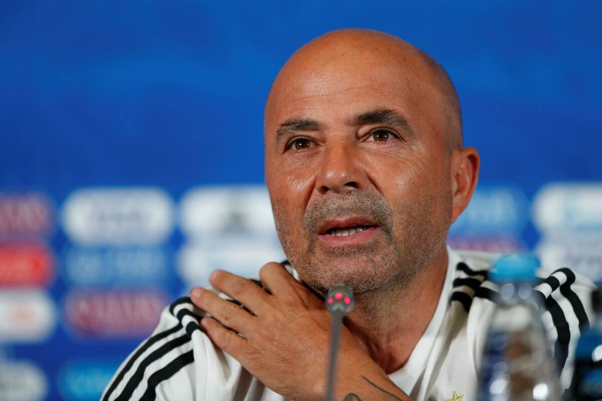 Sampaoli dice que le comunicó, y no le preguntó, su decisión a Messi