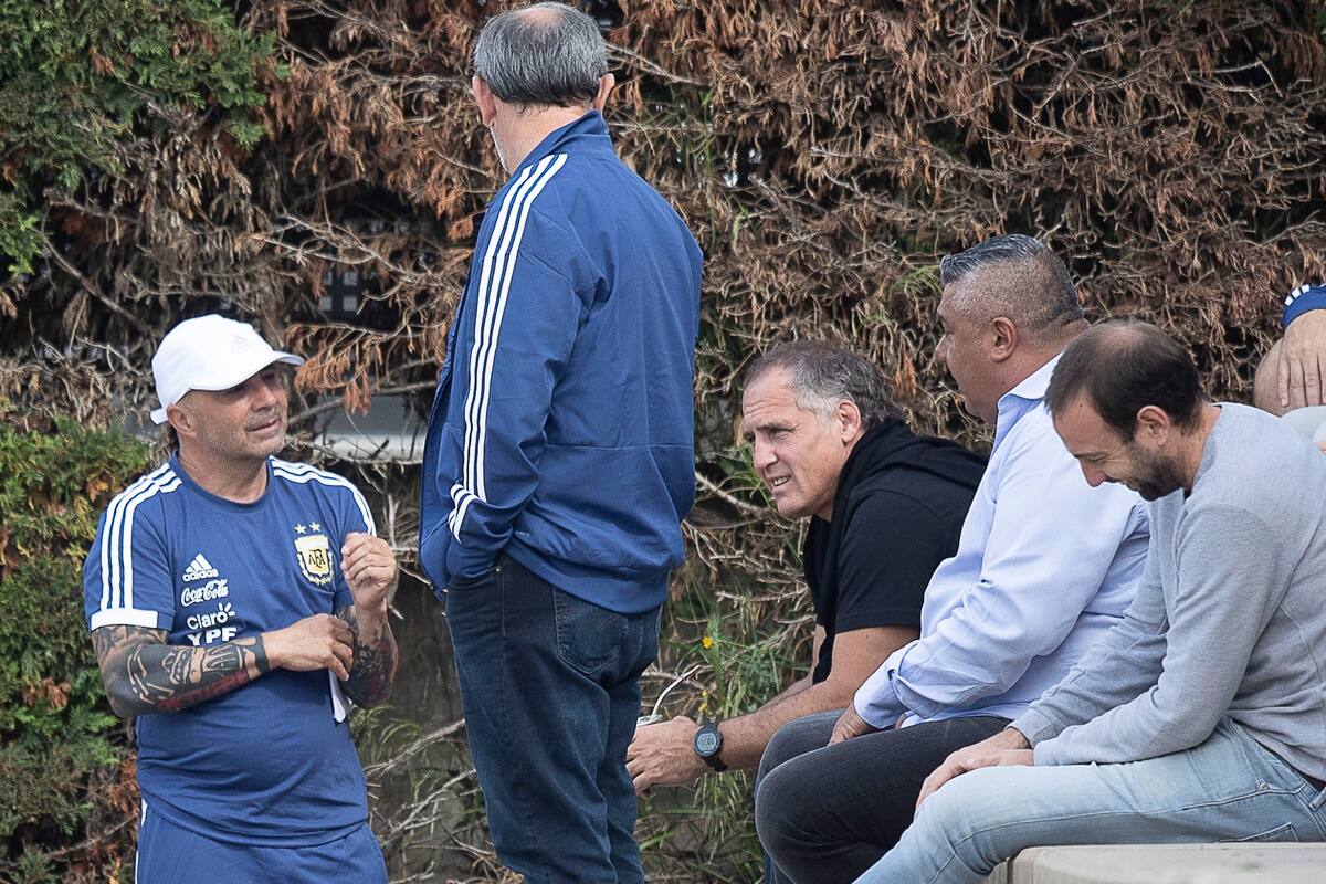 Sampaoli y Chiqui Tapia, dialogan antes de comenzar el entrenamiento
