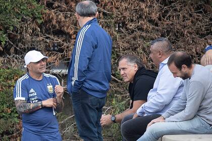 Sampaoli y Chiqui Tapia, dialogan antes de comenzar el entrenamiento