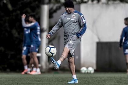 Sampaoli y la pelota en el entrenamiento de Santos, su actual club.