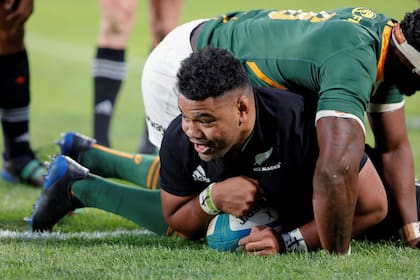 Samson Taukei'aho saca la cabeza por todos los All Blacks: una escena simbólica de lo que significó el triunfo de Nueva Zelanda ante Sudáfrica como visitante
