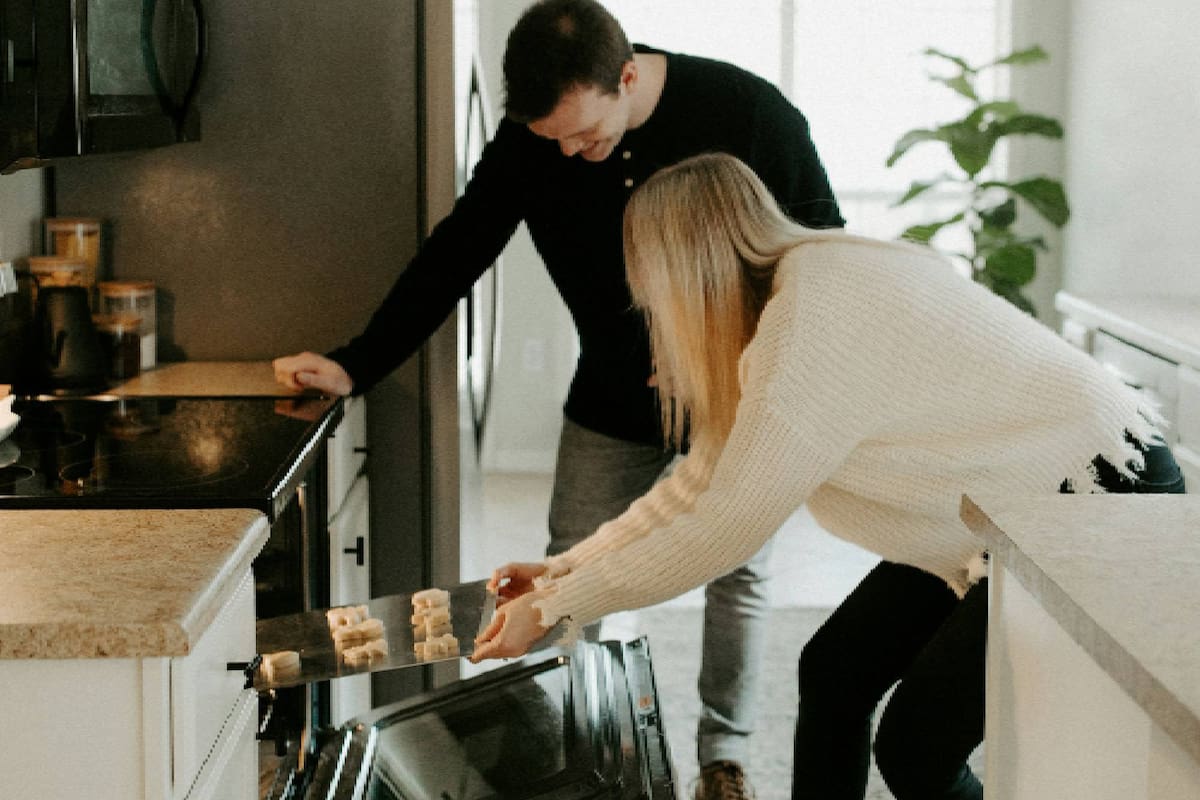 Samsung ha emitido un retiro del mercado que afecta a más de 1,12 millones de cocinas eléctricas, tras recibir informes de 250 incendios y varias lesiones (Archivo)