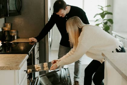 Samsung ha emitido un retiro del mercado que afecta a más de 1,12 millones de cocinas eléctricas, tras recibir informes de 250 incendios y varias lesiones (Archivo)