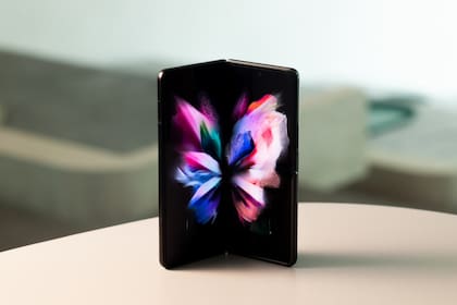 Samsung mantuvo el plegado variable de la pantalla, una modalidad que permite utilizar el smartphone en diferentes posiciones sin necesidad de soportes adicionales