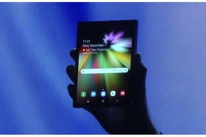 Samsung mostró, aunque durante solo 50 segundos, el prototipo de un teléfono cuyo display puede doblarse 180°; otras compañías se sumarán el año próximo. En la imagen, desplegado y en modo tablet