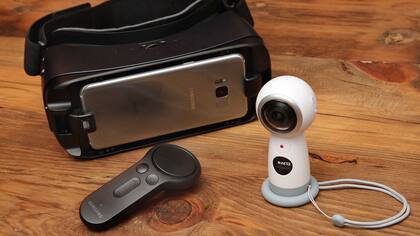 Samsung también presentó nuevos anteojos Gear VR con un control remoto similar a los que usa Oculus (socia de Samsung) y una cámara capaz de grabar video en 4K y 360 grados