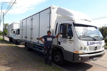 Samuel Cayo, junto a su camión. Se convirtió en un referente del Barrio 31 y trabajó para el Lollapalooza.