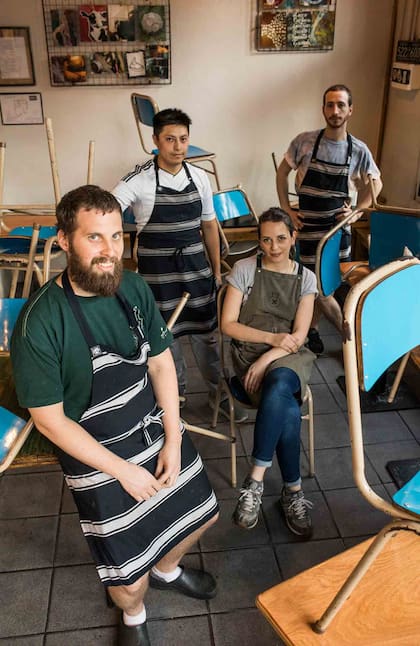 Samuel Fitzgerald y su equipo de trabajo. Samuel nació en Nueva Zelanda y abrió su taquería porteña en 2018.