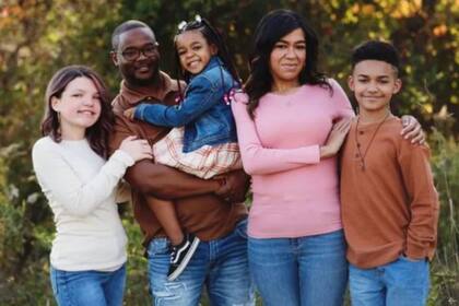 Samuel Kangethe se autodeportó de EE.UU. y dejó en Míchigan a su mujer y sus hijos