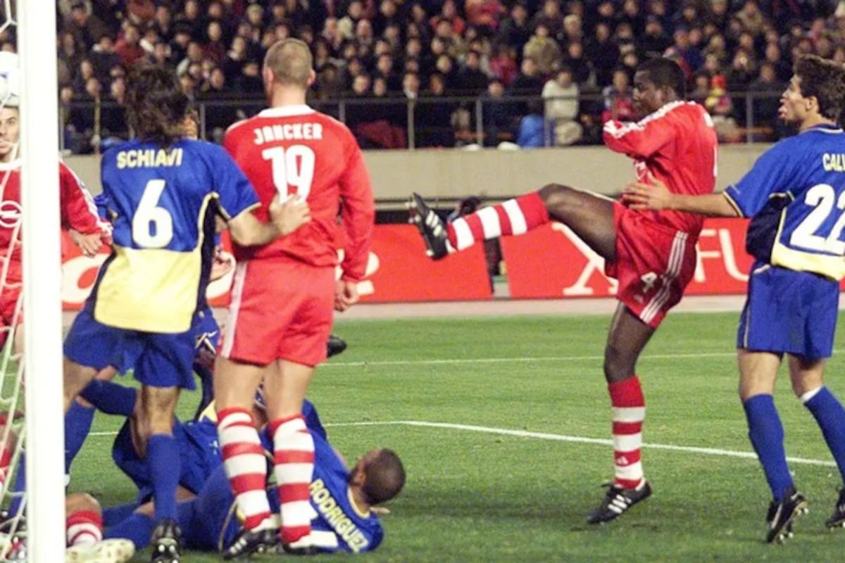 Samuel Kuffour consigue el gol de Bayern en una confusa jugada, en la que Clemente Rodríguez queda retenido con infracción por Giovane Élber; Boca perdió la Copa Europeo-Sudamericana de 2001 en Tokio y hasta hoy lo lamenta.