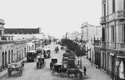 La calle Rivadavia donde se construía el Congreso, tomada desde Callao. Aquí, hacia 1895.