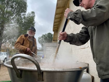 Samuel Schultz y otros voluntarios locales cocinan y reparten comida a diario en los campamentos