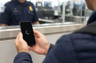 "Parpadeó varias veces y se reinició": el celular que se borró cuando la CBP intentó revisarlo