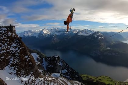 Samuel Volery realizó unos trucos sobre una cuerda floja a 1.500 metros de altura