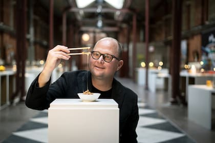 Samuel West con natto japonés, fermentación de la semilla de soja