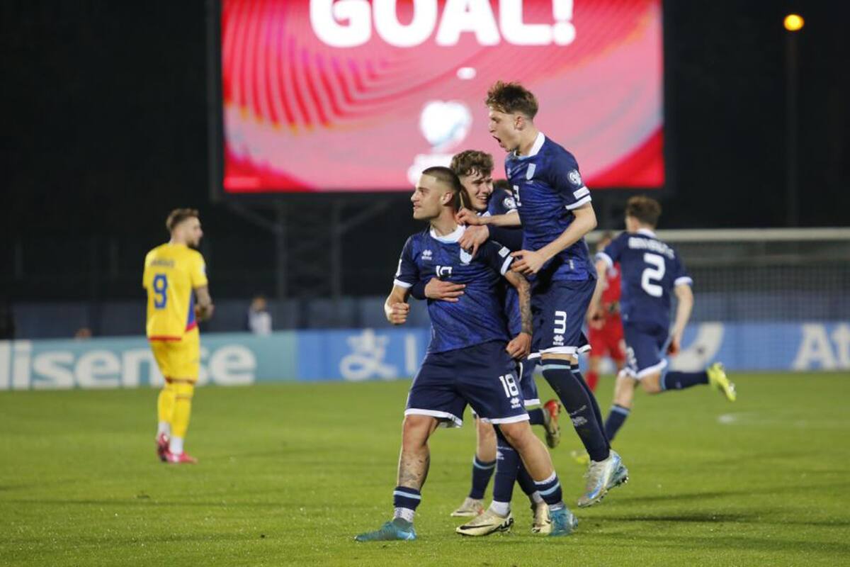 Samuele Zannoni celebra el único gol de San Marino en las Eliminatorias 2026, en un 1-3 ante Rumania