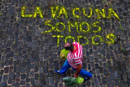 "La vacuna somos todos", un mensaje en las calles de San Telmo