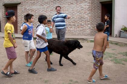 El padre Rodrigo Vega dirige una parroquia en el barrio Carlos Gardel, en Morón.
