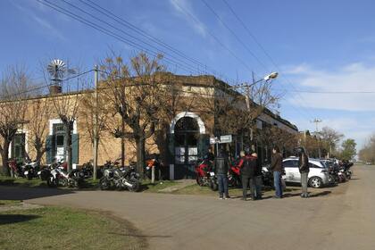 Azcuénaga: tres por seis manzanas con veredas de pasto a casi 100 kilómetros de Buenos Aires