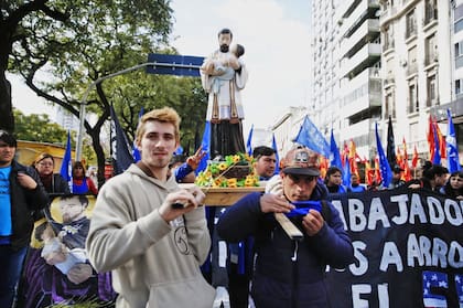 Los fieles peregrinaron desde Liniers al Congreso