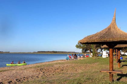 San Cayetano cuenta con 28 kilómetros de costa