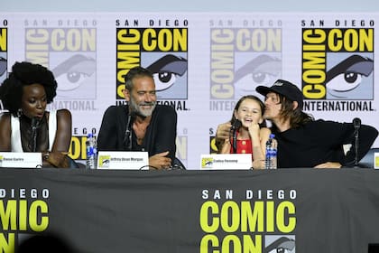Danai Gurira, Jeffrey Dean Morgan, Cailey Fleming y Norman Reedus