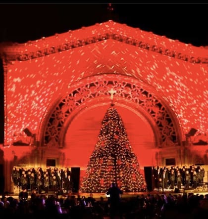 San Diego ofrece un ambiente navideño vibrante en lugares como Balboa Park, que se llena de luces y conciertos festivos (IG @balboapark)
