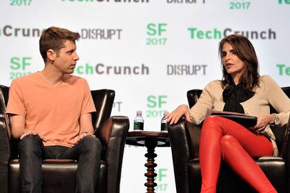 Sam Altman y la moderadora de TechCrunch, Connie Loizos, hablan en el escenario durante TechCrunch Disrupt SF