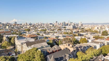 San Francisco es un lugar deseable para vivir, pero muchas familias no pueden permitirse vivir allí debido a los altos precios.