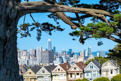 San Francisco se ha visto afectada por altos niveles de deuda pública, problemas de seguridad, falta de vivienda y una infraestructura envejecida